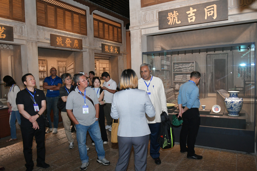 图为亚太的媒体代表参观“城脉千年——广州建城2240年得名1800年专题展”。