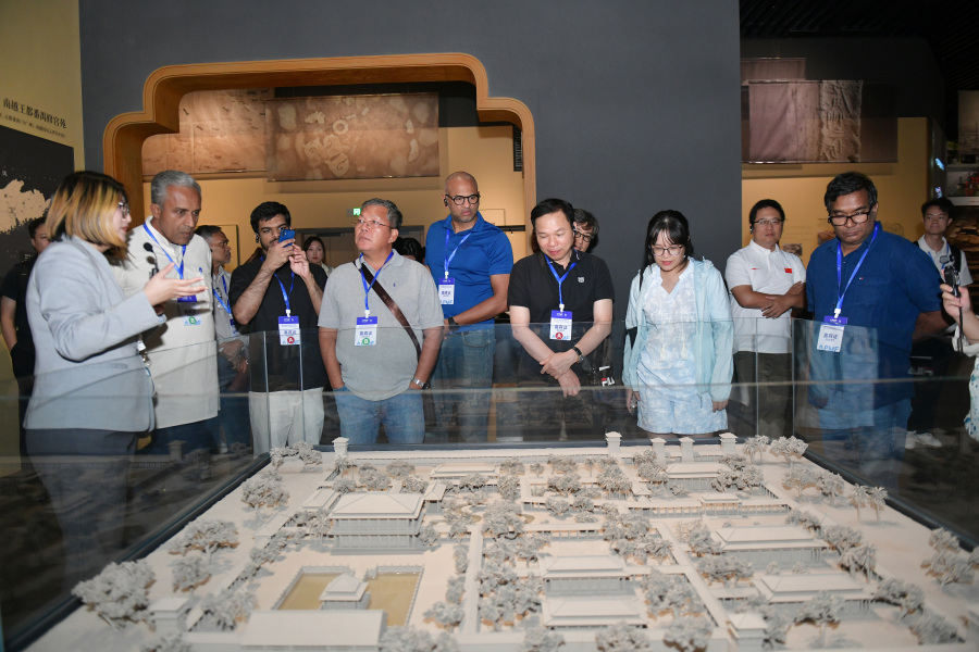 图为亚太的媒体代表参观“城脉千年——广州建城2240年得名1800年专题展”。