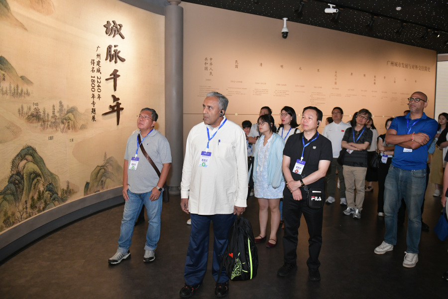 图为亚太的媒体代表参观“城脉千年——广州建城2240年得名1800年专题展”。