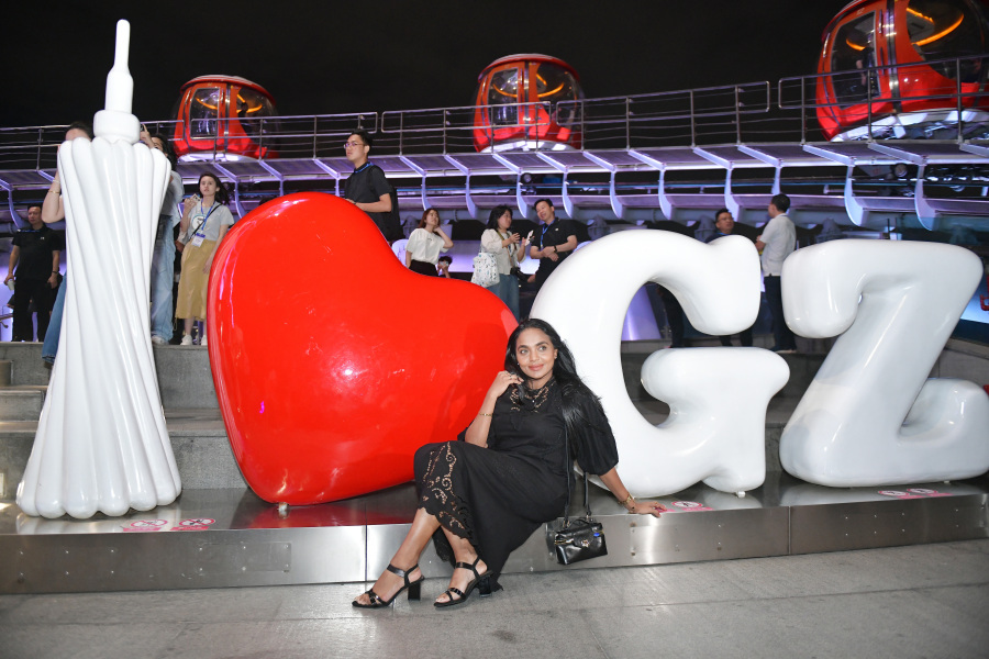 图为亚太的媒体代表登上广州塔塔顶,俯瞰羊城夜景。