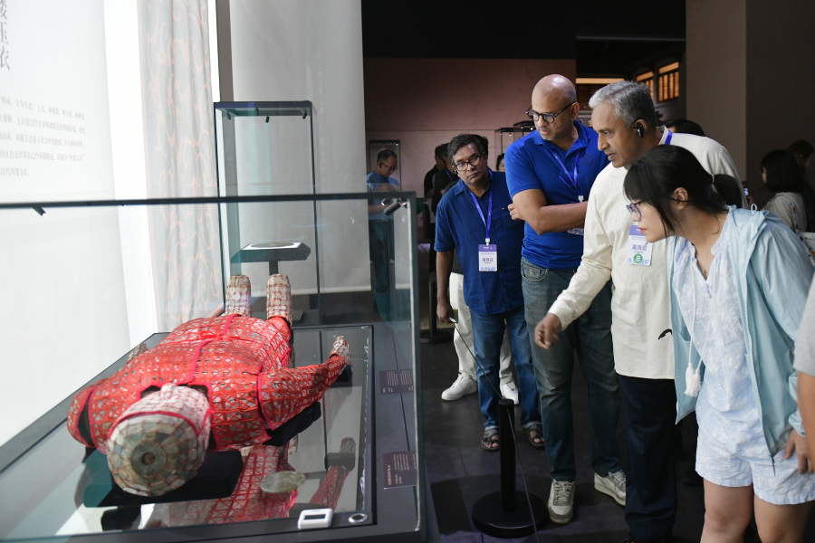 图为亚太的媒体代表参观“城脉千年——广州建城2240年得名1800年专题展”。