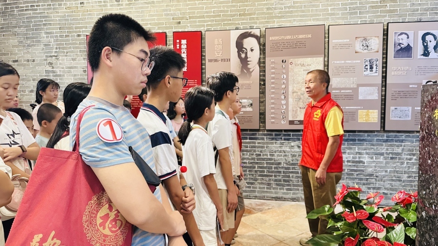 周清华以流动微党课助教身份，回答孩子们“什么是英雄”的追问。.jpg