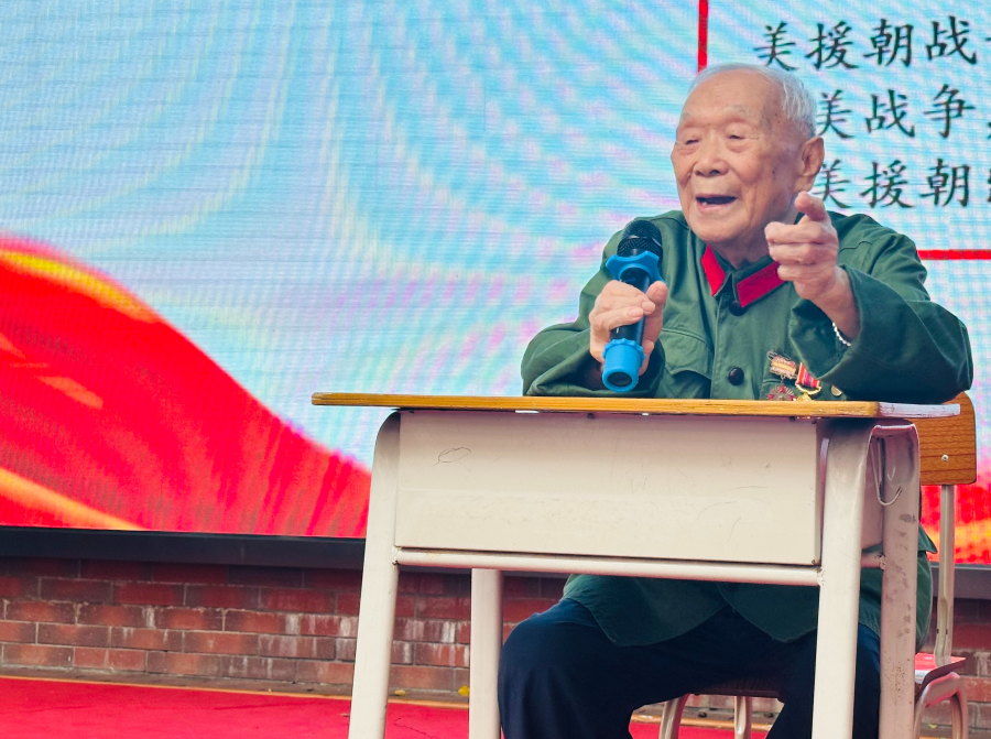参战老兵张新桂在海珠区镇泰实验小学开展红色宣讲活动.jpg