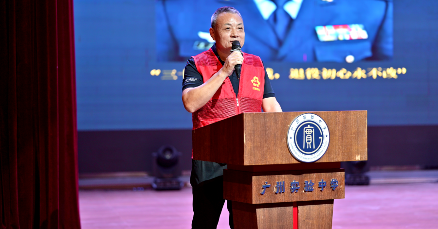龙湖街退役军人窦传领为青年学子分享军旅故事.png 龙湖街退役军人窦传领为青年学子分享军旅故事.png