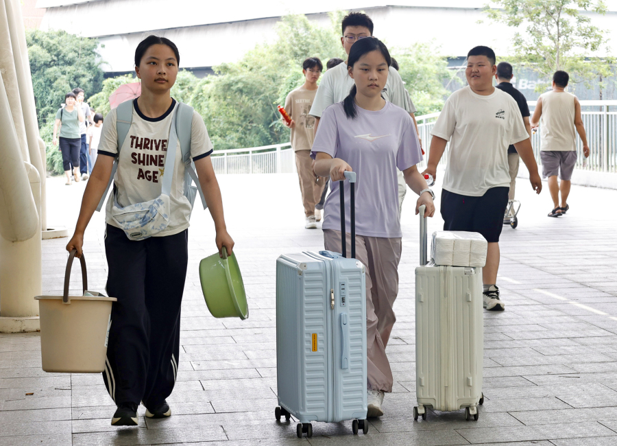 2026年9月5月,华南理工大学大学城校区迎新生,新生们大箱小箱前往报到。学校举行了音乐快闪表演迎接新生的到来。文/广州日报新花城记者:高鹤涛图/广州日报新花城记者:高鹤涛 广州日报新花城编辑: