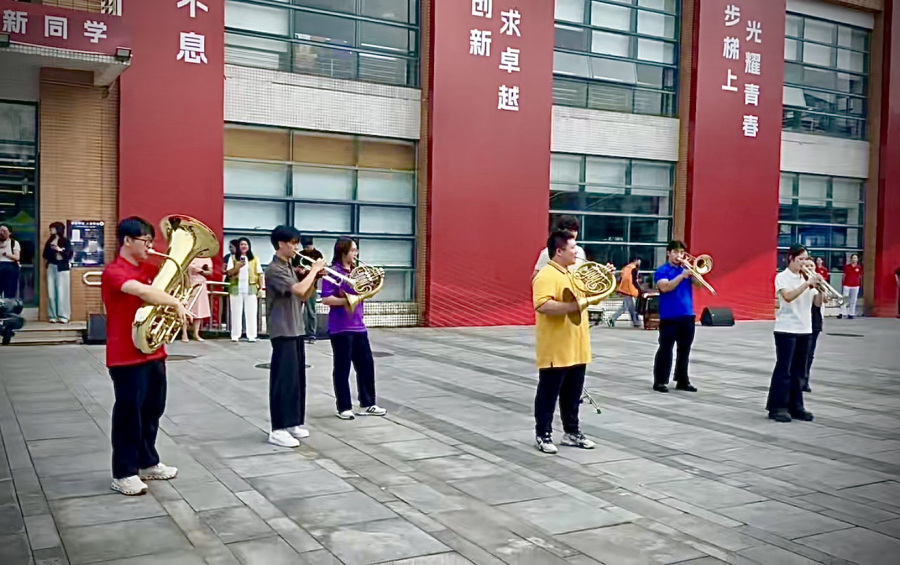 华南理工大学迎新生2026年9月5月,华南理工大学大学城校区迎新生,新生们大箱小箱前往报到。学校举行了快闪音乐表演迎接新生的到来。文/广州日报新花城记者:高鹤涛图/广州日报新花城记者:高鹤涛 广州日报新花城编辑: