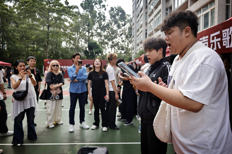 2026年9月5月,星海音乐学院大学城校区迎新生,新生们在迎新区有序报到。记者看到在声乐歌剧系新生报到处,现场新生进行了才艺表演。
文/广州日报新花城记者:高鹤涛
图/广州日报新花城记者:高鹤涛
广州日报新花城编辑: