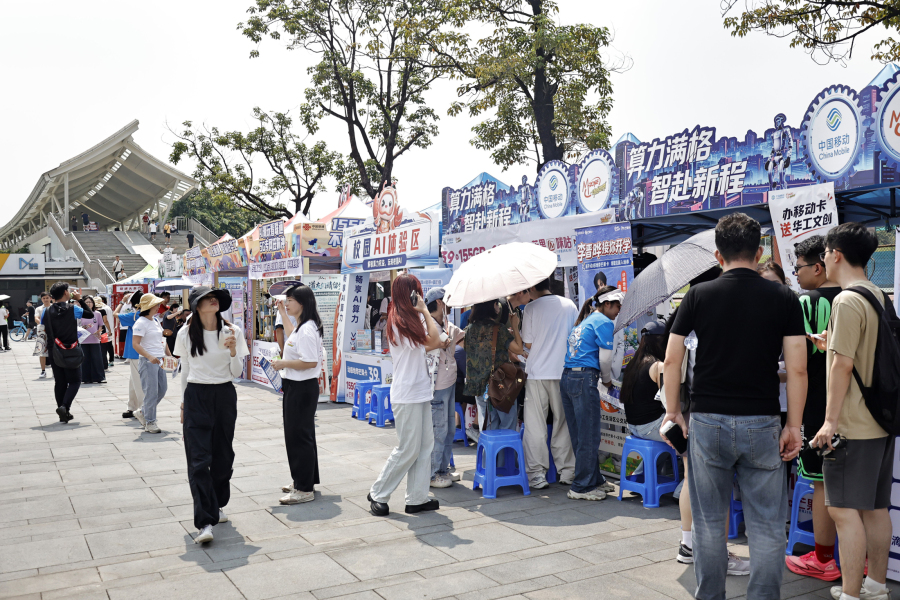 2026年9月5月,华南理工大学大学城校区迎新生,新生们大箱小箱前往报到。学校举行了音乐快闪表演迎接新生的到来。文/广州日报新花城记者:高鹤涛图/广州日报新花城记者:高鹤涛 广州日报新花城编辑: