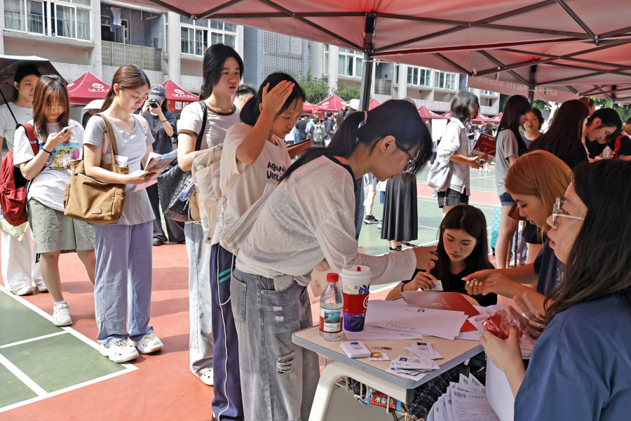 2026年9月5月,星海音乐学院大学城校区迎新生,新生们在迎新区有序报到。记者看到在声乐歌剧系新生报到处,现场新生进行了才艺表演。
文/广州日报新花城记者:高鹤涛
图/广州日报新花城记者:高鹤涛
广州日报新花城编辑: