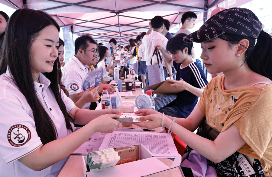 2026年9月5月,星海音乐学院大学城校区迎新生,新生们在迎新区有序报到。记者看到在声乐歌剧系新生报到处,现场新生进行了才艺表演。
文/广州日报新花城记者:高鹤涛
图/广州日报新花城记者:高鹤涛
广州日报新花城编辑: