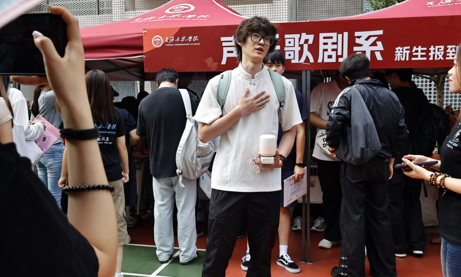 2026年9月5月,星海音乐学院大学城校区迎新生,新生们在迎新区有序报到。记者看到在声乐歌剧系新生报到处,现场新生进行了才艺表演。
文/广州日报新花城记者:高鹤涛
图/广州日报新花城记者:高鹤涛
广州日报新花城编辑: