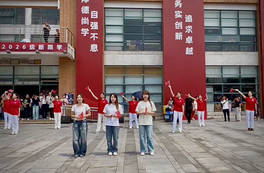 华南理工大学迎新生2026年9月5月,华南理工大学大学城校区迎新生,新生们大箱小箱前往报到。学校举行了快闪音乐表演迎接新生的到来。文/广州日报新花城记者:高鹤涛图/广州日报新花城记者:高鹤涛 广州日报新花城编辑: