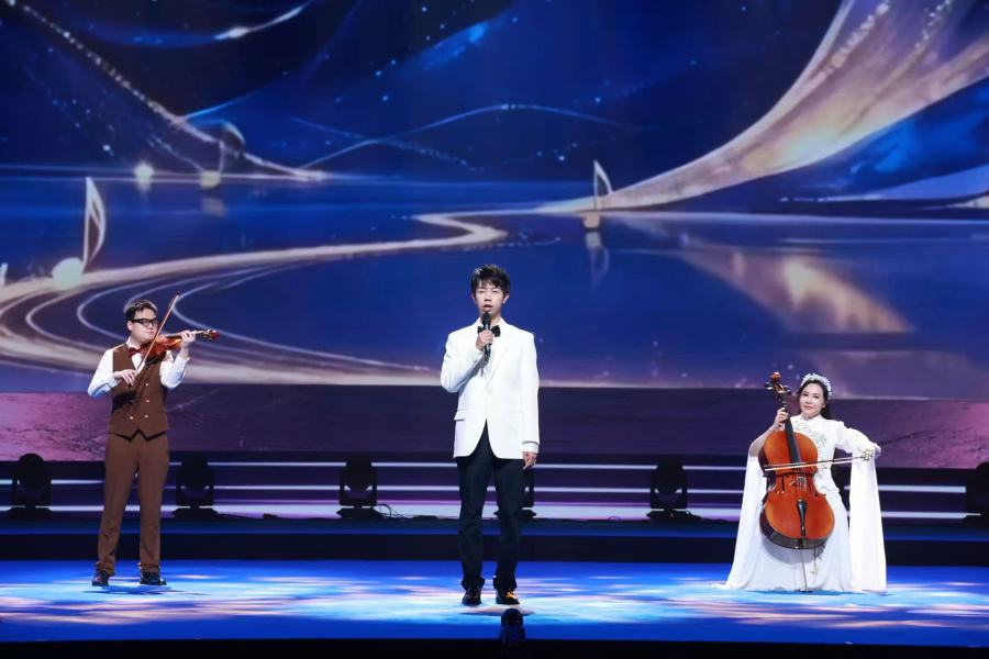 大提琴演奏乐手黎淑瑜(肢残)与青年小提琴演奏乐手王子安(视障)联袂参与《铸光》节目演奏,奏响动人乐章,雷昊仑朗诵。