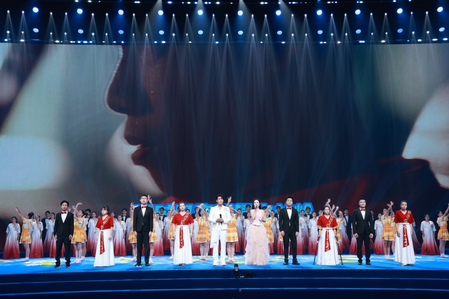 广州市残疾人合唱团参与节目《铸光》,与歌手们携手演唱《心念山海》。