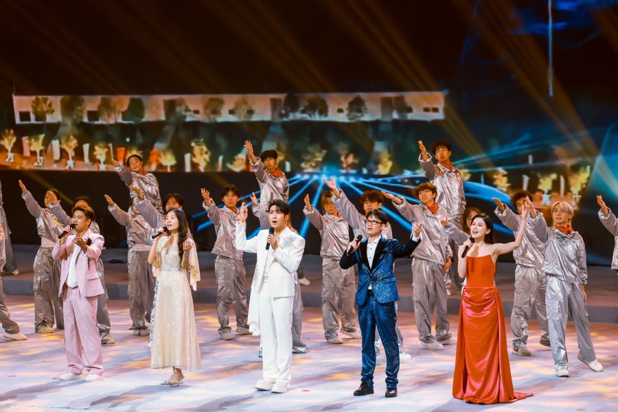 广州市青年歌手江晓茵(视障)、蔡鹏程(视障)与歌手们共同演唱《共赴山海》。