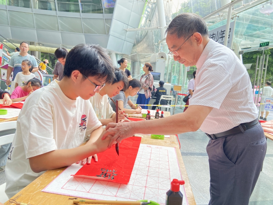 市书法协会隶书委员会主任李文辉教授带着孩子们一起书写教师节主题书法。