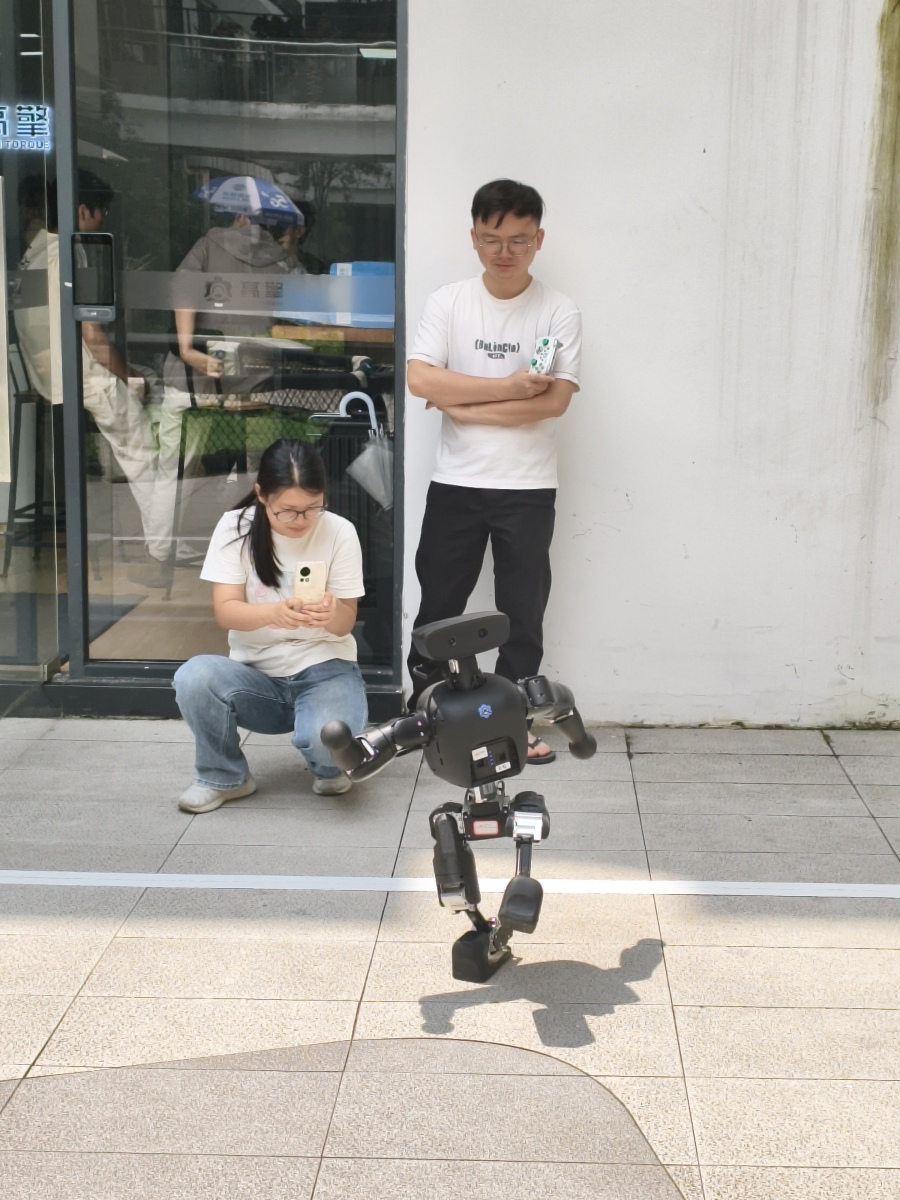 广州高擎动力的工作人员在训练机器人。
