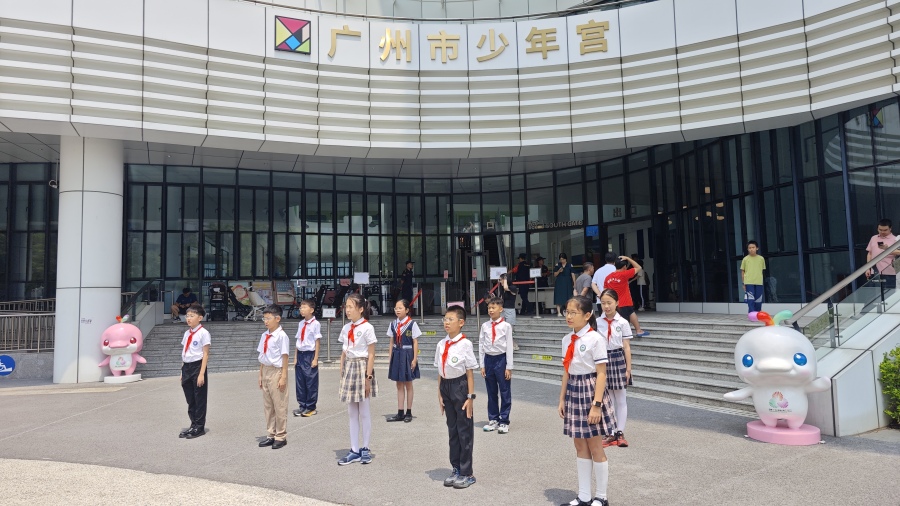 开学迎新活动上语言艺术学员们深情朗诵《红领巾记得你》。