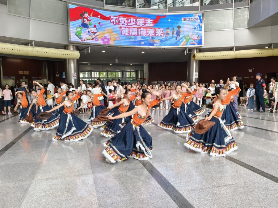 开学迎新活动上的中国舞学员表演舞蹈。
