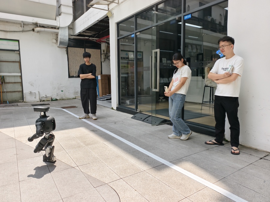 广州高擎动力的工作人员在训练机器人。