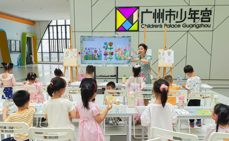 创意艺术工作坊上老师带领孩子们一起创作。