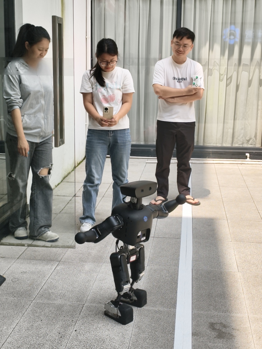 广州高擎动力的工作人员在训练机器人。