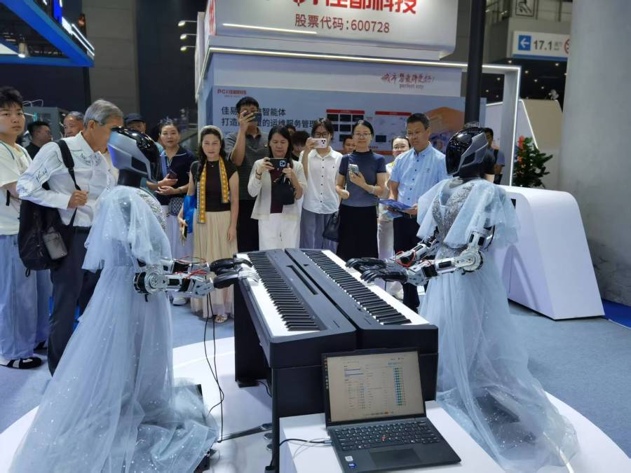 体验官们观看灵心巧手机器人弹琴.jpg