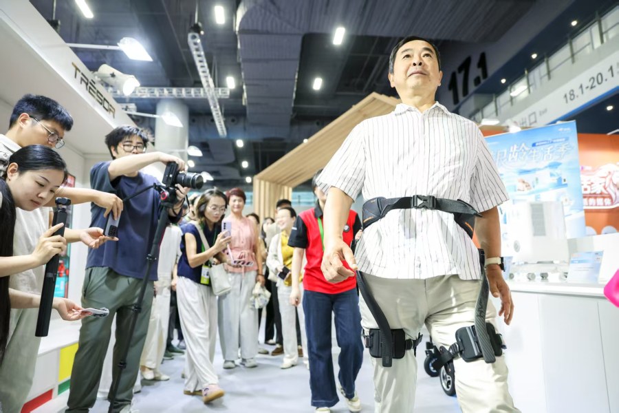 南海的体验官来试用外骨骼机器人.jpg