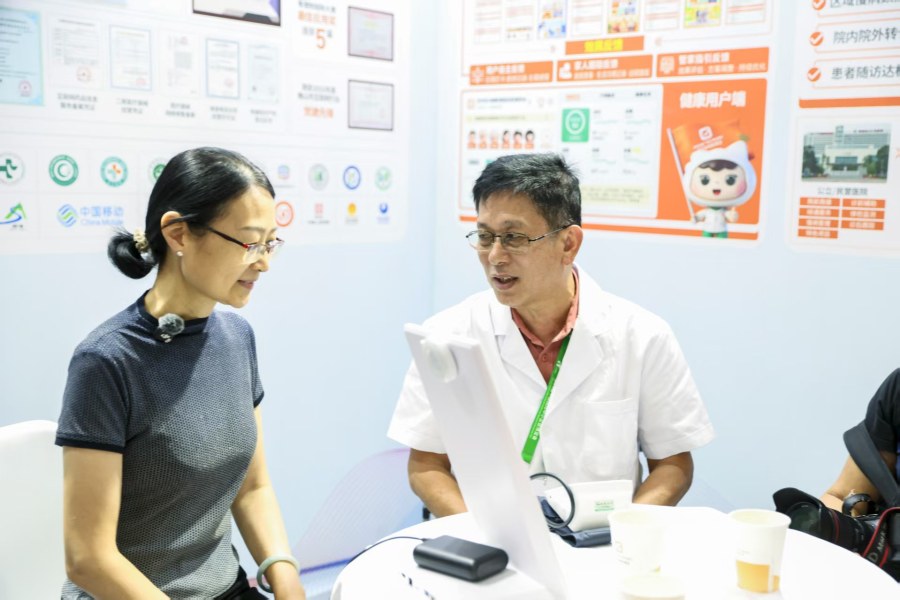 陈焰在体验AI健康设备。.jpg