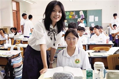广东广雅中学老师欧阳婧和同学在一起。