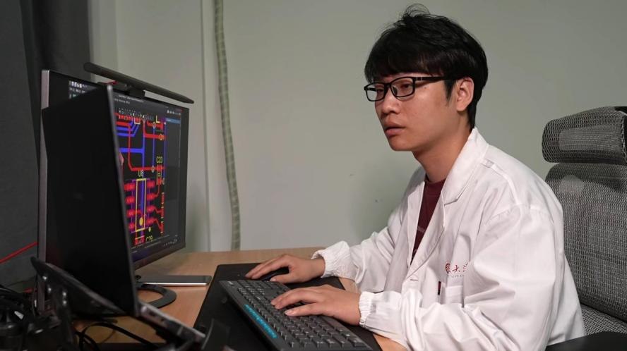 在北大实验室投入研究工作的匡传富