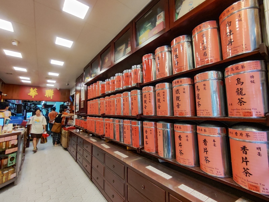 澳门特区政府联合多家综合休闲度假企业推出了“休游巴士”社区探趣计划,这项免费接驳巴士精准引导客流下沉老城街区,让游客从高端度假酒店走进社区,体验澳门老街烟火风貌、市井风情。游客们在不同“休”游巴站点上车,走进澳门不同特色社区,有效带动社区老店客流消费,游客们在繁华度假之外兼具体验了有温度与有底蕴的市井风情。