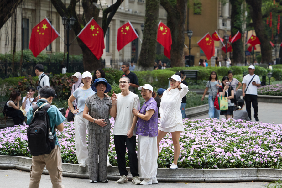 2026年9月29日,记者在北京路、上下九、恩宁路一带的骑楼老街以及沙面一带看到,广州街头的国庆气氛很浓。现在从主干道到商圈、公园,到处都能看到五星红旗和节日装饰,满城都是“中国红”。