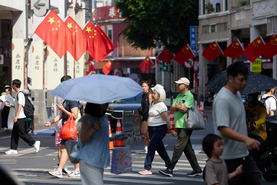 2026年9月29日,记者在北京路、上下九、恩宁路一带的骑楼老街以及沙面一带看到,广州街头的国庆气氛很浓。现在从主干道到商圈、公园,到处都能看到五星红旗和节日装饰,满城都是“中国红”。