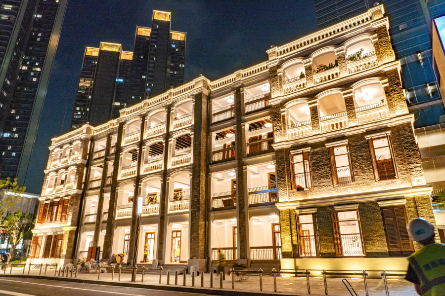 升级改造后的些华伦士楼夜景。