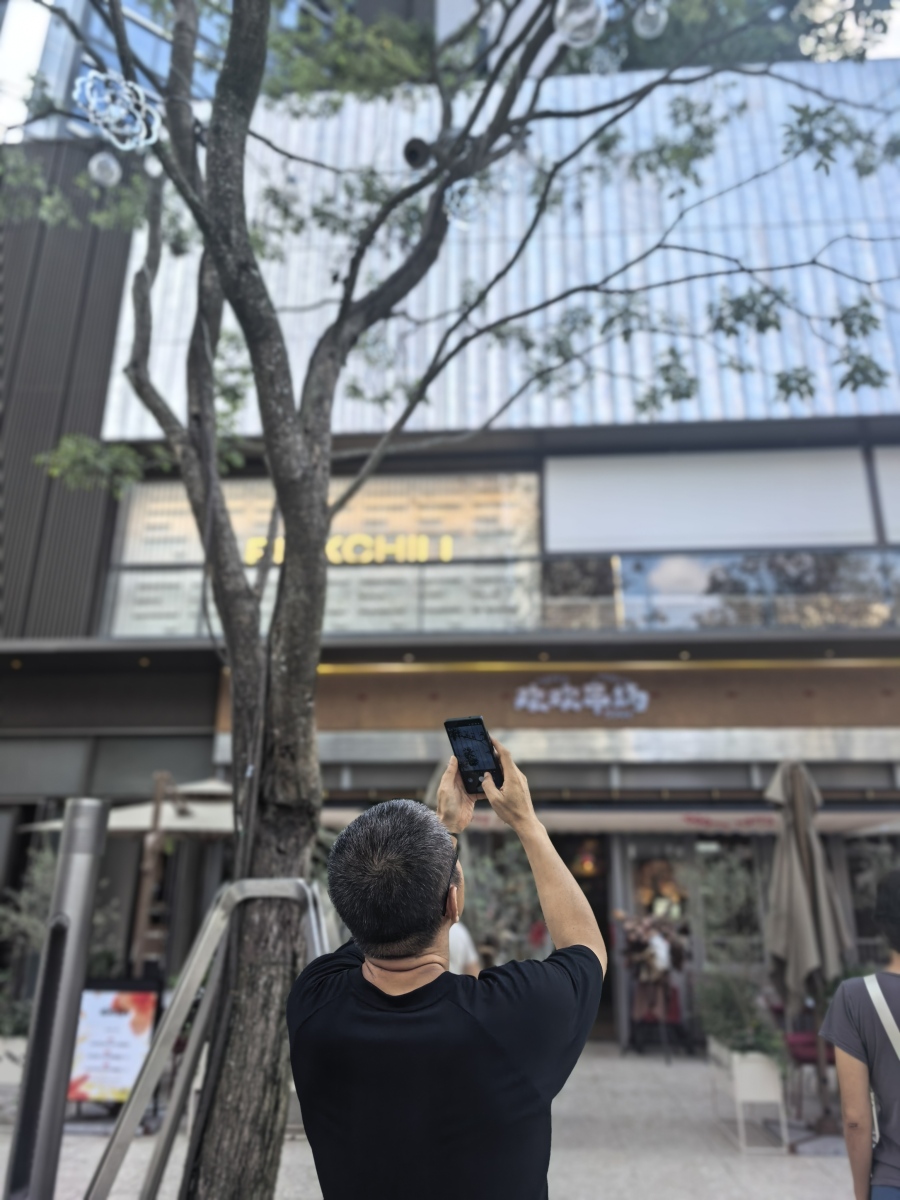 8点多便来打卡的市民