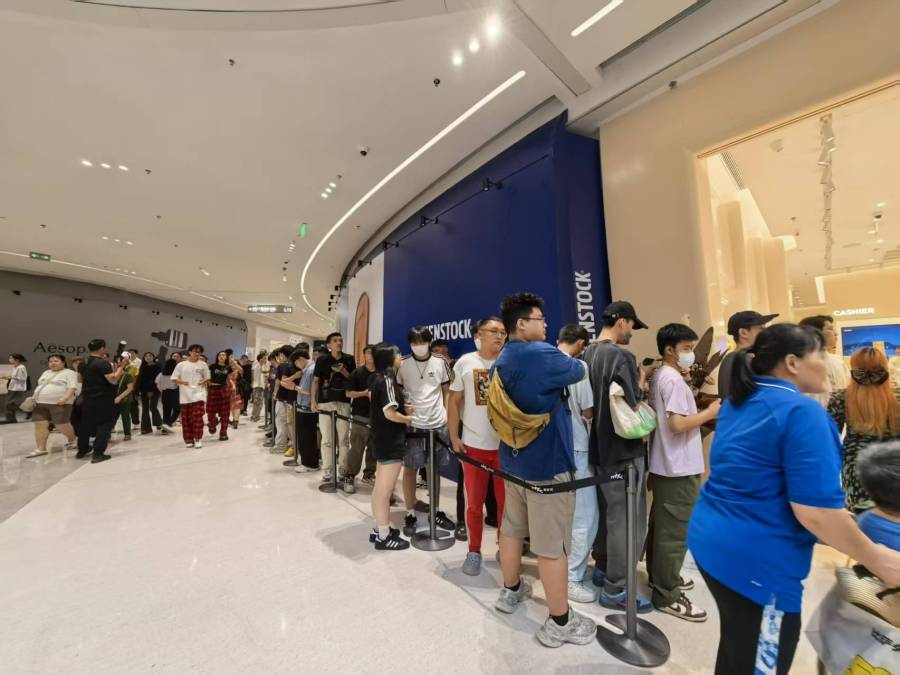 泡泡玛特门口排起长队