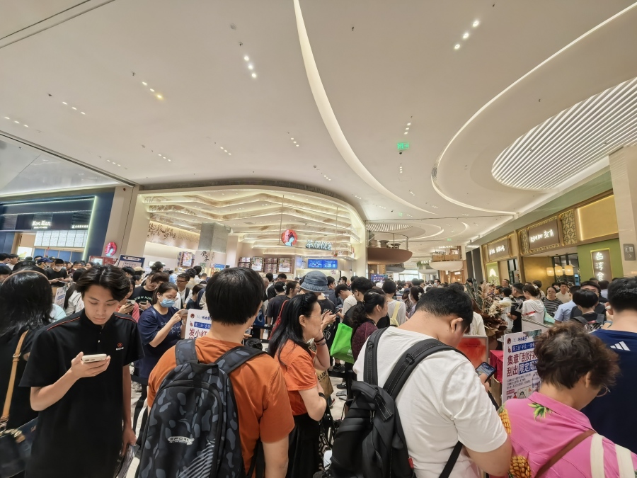 茶颜悦色门口排起的队,围了几圈