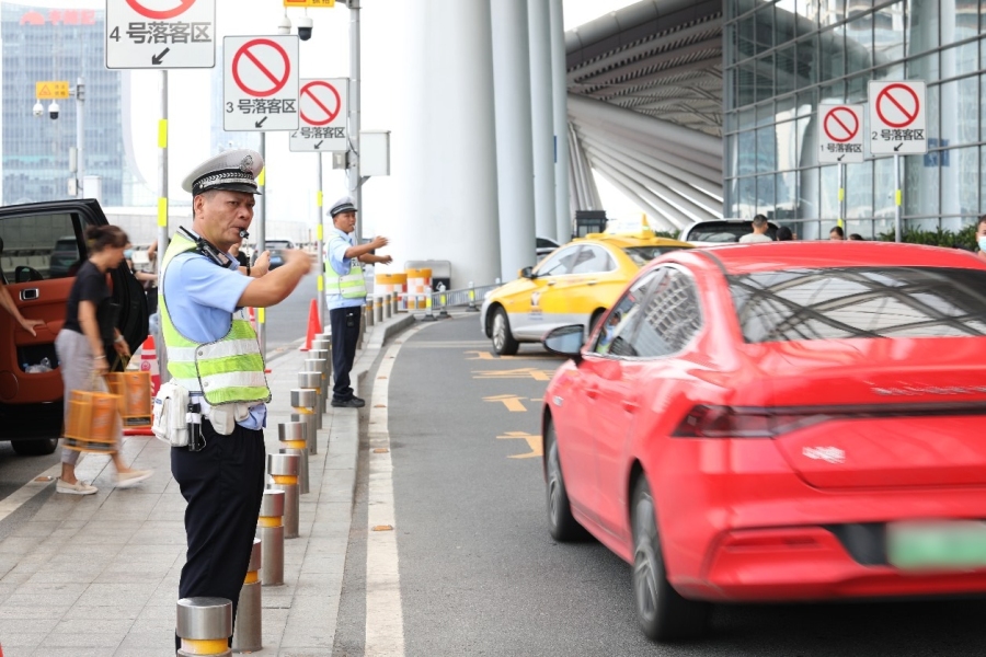 交警在南站维护交通秩序