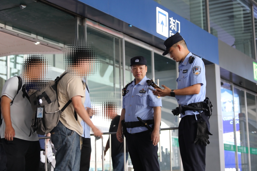 南站内服务群众