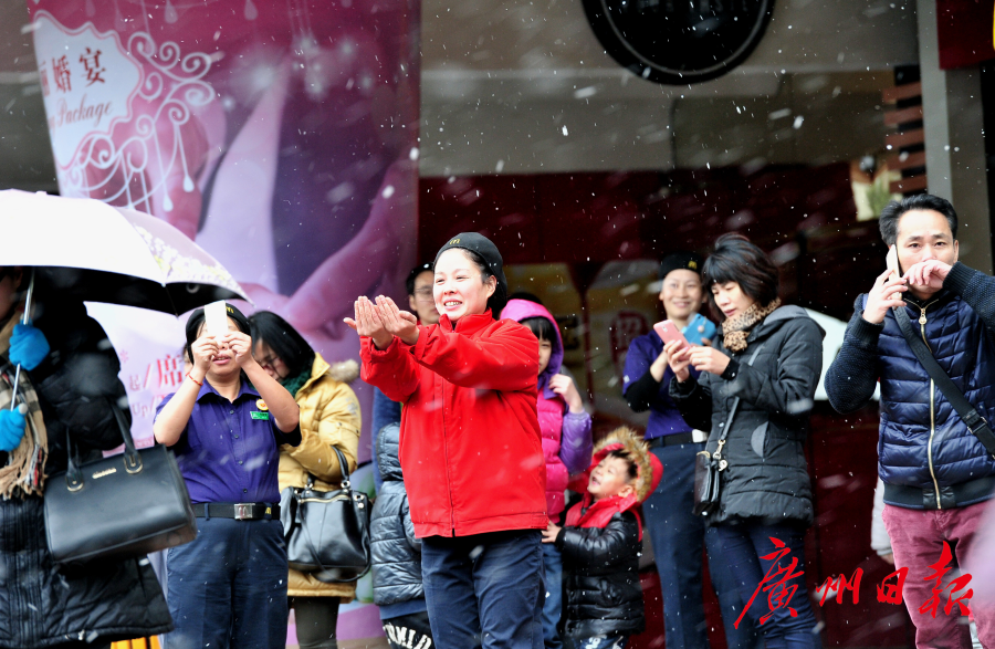 广州87年来首次下雪!2016年1月24日,广州,当天受北方强冷空气影响,广州气温达到最低值1摄氏度左右,从凌晨时分下起霰,直到接近中午开始飘起了雪花,漫... (1) 广州87年来首次下雪!2016年1月24日,广州,当天受北方强冷空气影响,广州气温达到最低值1摄氏度左右,从凌晨时分下起霰,直到接近中午开始飘起了雪花,漫... (1)