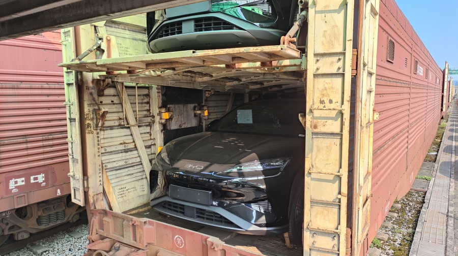 铁路集港的汽车