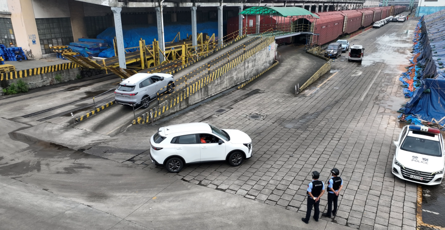 移民管理警察对转运汽车进行监护2