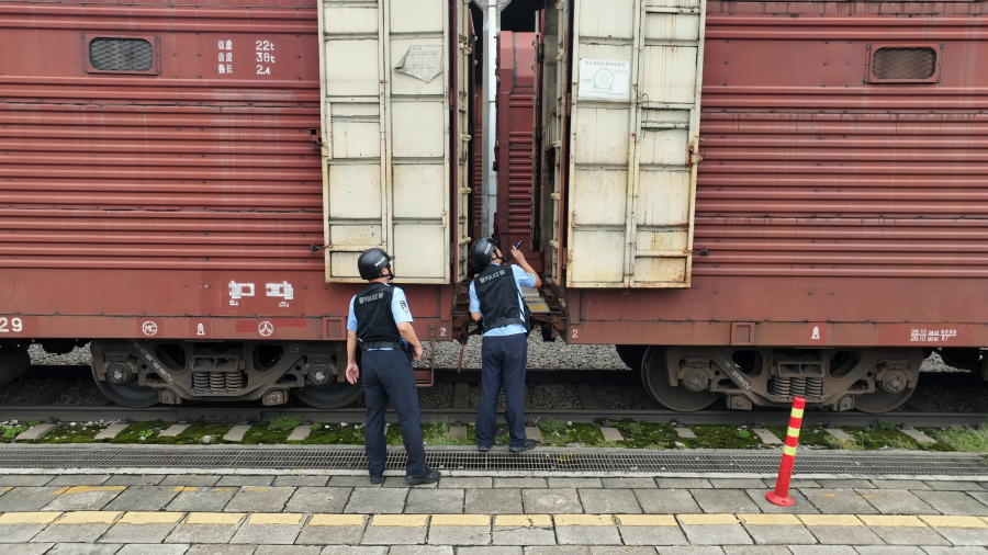 移民管理警察对转运汽车进行检查