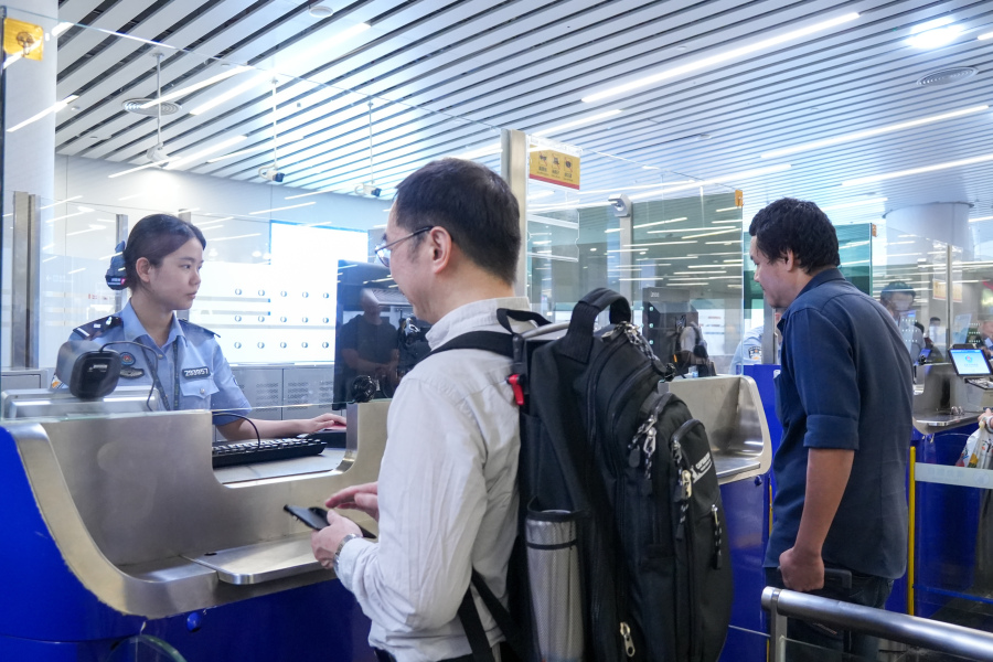 白云边检站移民管理警察为广交会客商办理入境边防手续