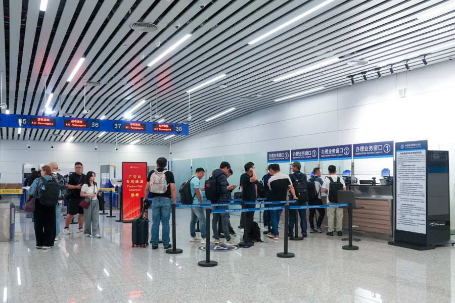 符合条件的出入境旅客有序办理临时入境许可、”快捷通道“备案申请