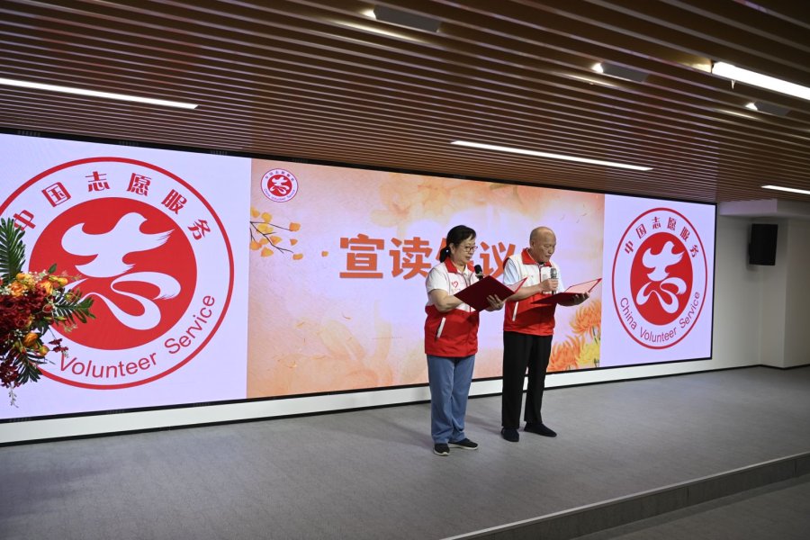 两位银龄志愿者代表宣读倡议