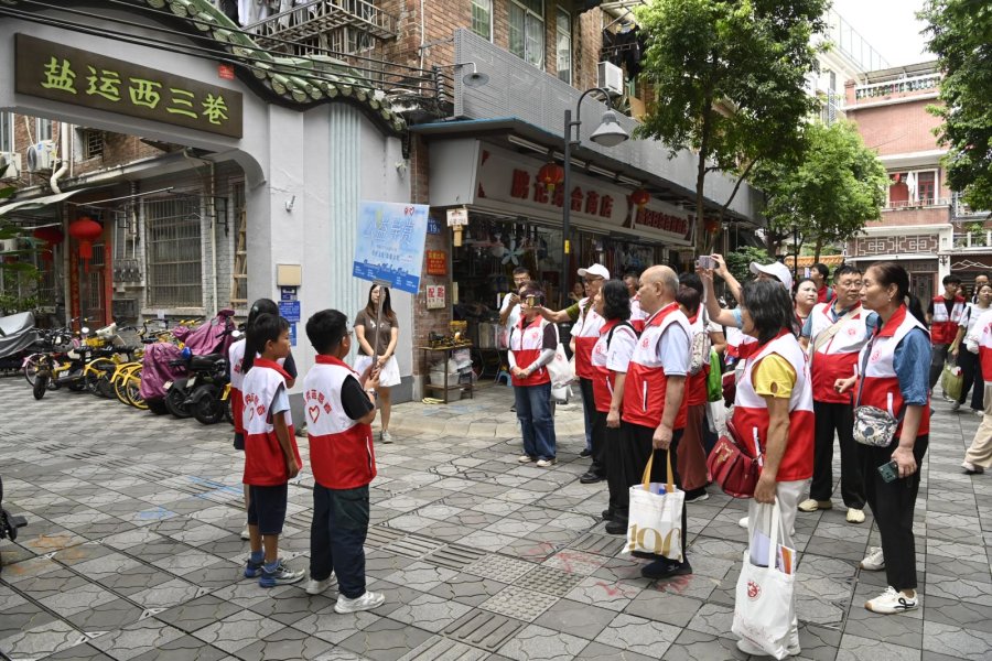少年志愿者为首发团介绍盐运西社区情况