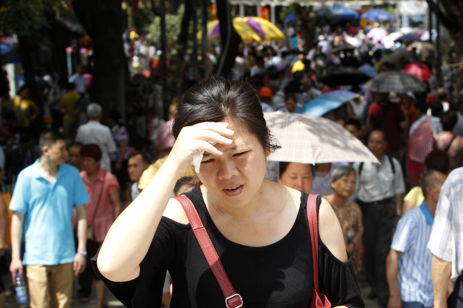 当天天气非常炎热,前来看龙舟的市民和游客饱受煎熬。2014年6月2日,传统端午节,广州荔枝湾举行“五月五·龙船鼓”活动。 十多艘龙船在 荔湾湖水面和荔枝湾...