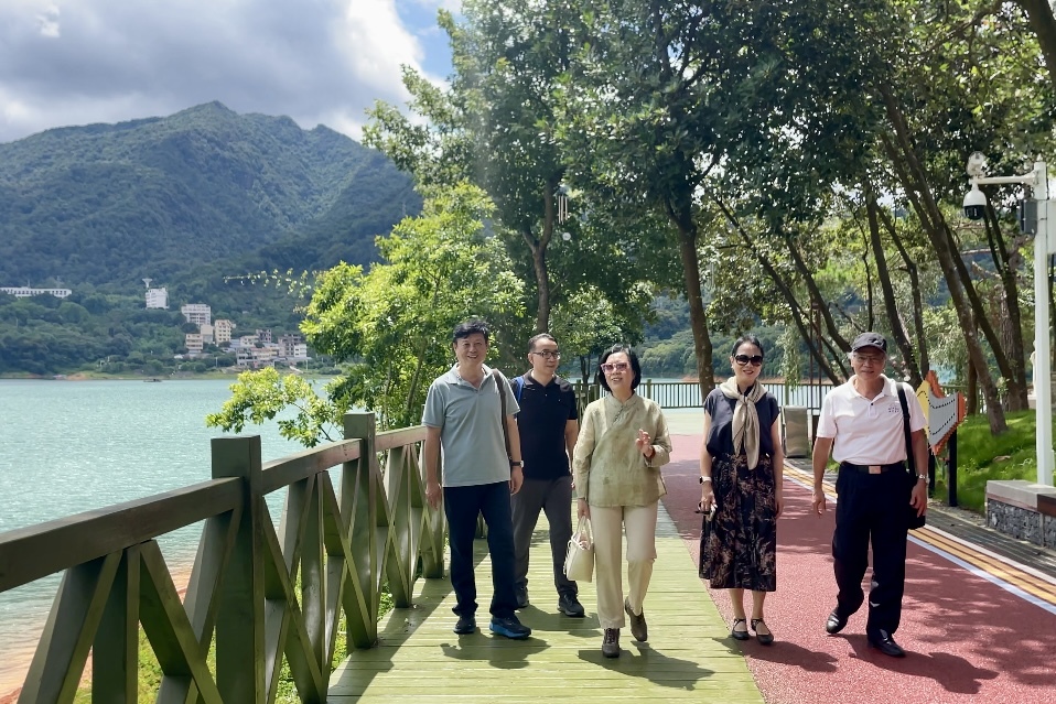 1.评审组在广州市流溪河国家森林公园调研.jpg 1.评审组在广州市流溪河国家森林公园调研.jpg